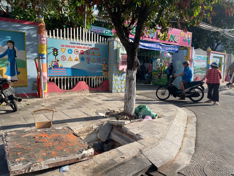 Dù trước trường mầm non nhưng các hố ga vẫn chưa được rào chắn lại.