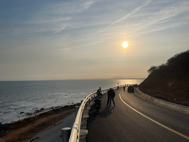 Đường Vành đai Núi Cố mới đưa vào sử dụng đã trở thành địa điểm cho nhiều du khách đến tham quan, chụp ảnh. Đường Vành đai Núi Cố mới đưa vào sử dụng đã trở thành địa điểm cho nhiều du khách đến tham quan, chụp ảnh.