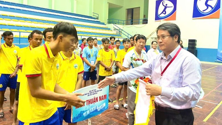 Trao cờ cho các huyện tham gia.