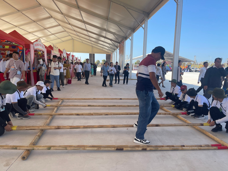 Du khách tham gia trò chơi dân gian tại Lễ hội Vibe Fest