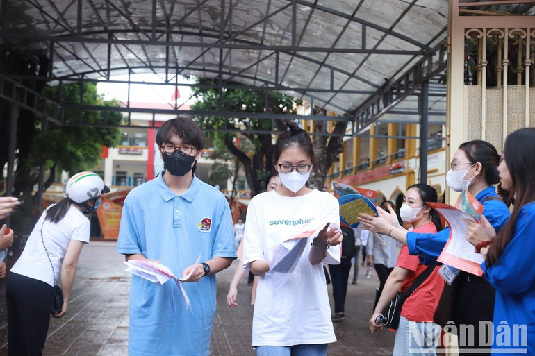 Thí sinh ra khỏi trường thi sau khi kết thúc bài thi Ngữ văn sáng 28/6 với tâm trạng phấn khởi. (Ảnh: SƠN BÁCH)