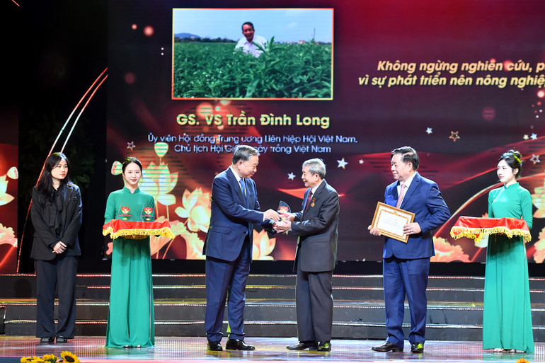 Tổng Bí thư Tô Lâm trao kỷ niệm chương cho điển hình tiêu biểu(Ảnh Đăng Khoa) Tổng Bí thư Tô Lâm trao kỷ niệm chương cho điển hình tiêu biểu(Ảnh Đăng Khoa)