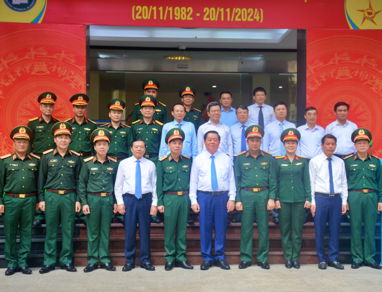 Đồng chí Nguyễn Trọng Nghĩa (thứ 5, từ bên phải sang) chụp ảnh lưu niệm cùng Ban Giám đốc Học viện Kỹ thuật Quân sự.