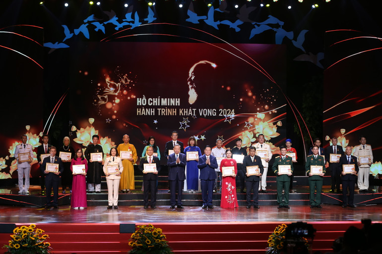 Các điển hình trong học và làm theo gương Bác Hồ được tôn vinh tại chương trình (Ảnh: Đăng Khoa) Các điển hình trong học và làm theo gương Bác Hồ được tôn vinh tại chương trình (Ảnh: Đăng Khoa)