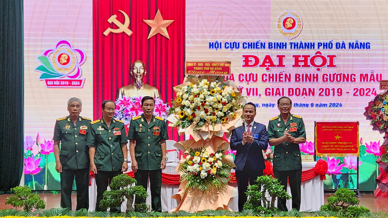 Đại diện lãnh đạo thành phố tặng hoa chúc mừng đại hội.