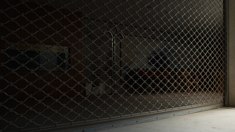 Một quầy lưu niệm bên trong hầm đã đóng cửa.