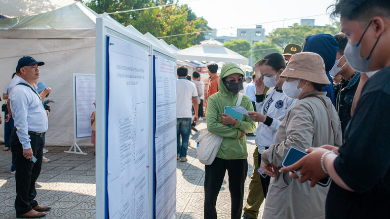 Người lao động tham khảo vị trí việc làm của các doanh nghiệp tuyển dụng tại Ngày hội.