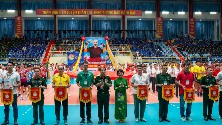 Ban tổ chức trao cờ cho các đội thi đấu. Ban tổ chức trao cờ cho các đội thi đấu.