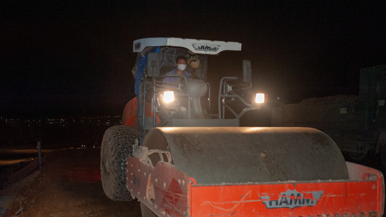 Công nhân thi công ca 3.