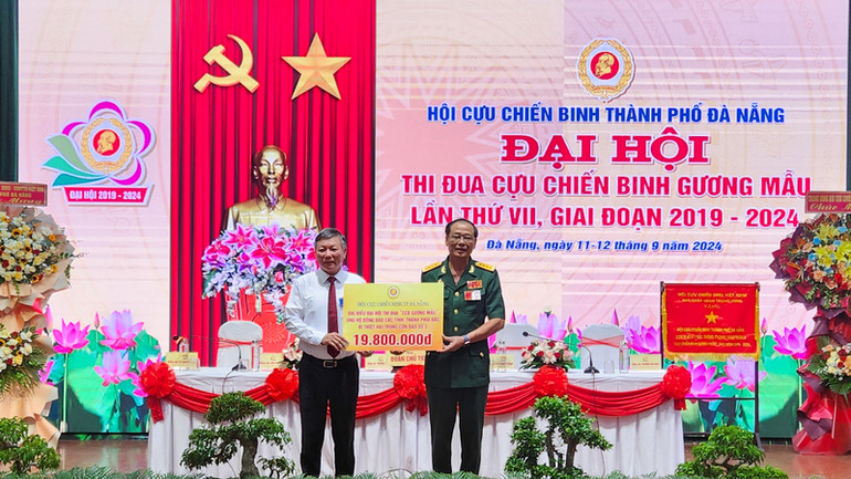 Đại biểu Đại hội thi đua "Cựu chiến binh gương mẫu" ủng hộ đồng bào các tỉnh, thành phía bắc bị thiệt hại do bão số 3.