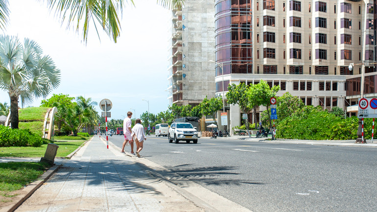 Lối vào hầm ngay sau lưng, nhưng người đi bộ chủ yếu chọn cách băng qua đường.