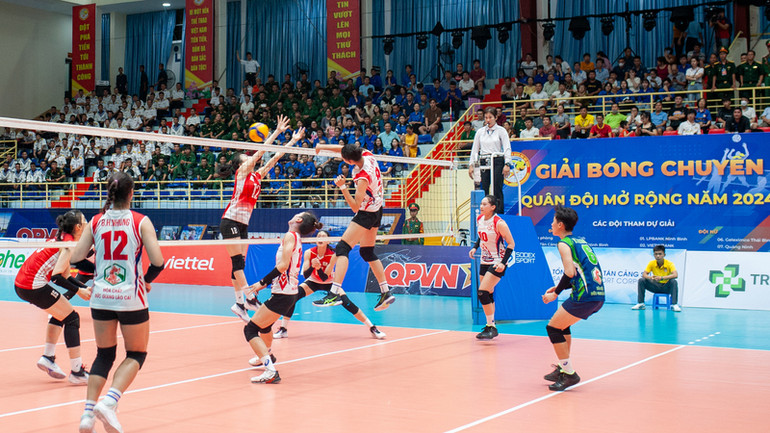 Trận so tài giữa đội Binh chủng Thông tin và Hóa chất Đức Giang Lào Cai trong đêm khai mạc. Trận so tài giữa đội Binh chủng Thông tin và Hóa chất Đức Giang Lào Cai trong đêm khai mạc.