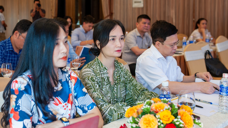 Các chuyên gia và học viên tham gia lớp tập huấn.