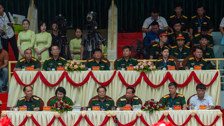 Đại diện lãnh đạo các cơ quan, đơn vị. Đại diện lãnh đạo các cơ quan, đơn vị.