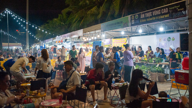 Không gian giao lưu văn hoá, ẩm thực tại buổi lễ.