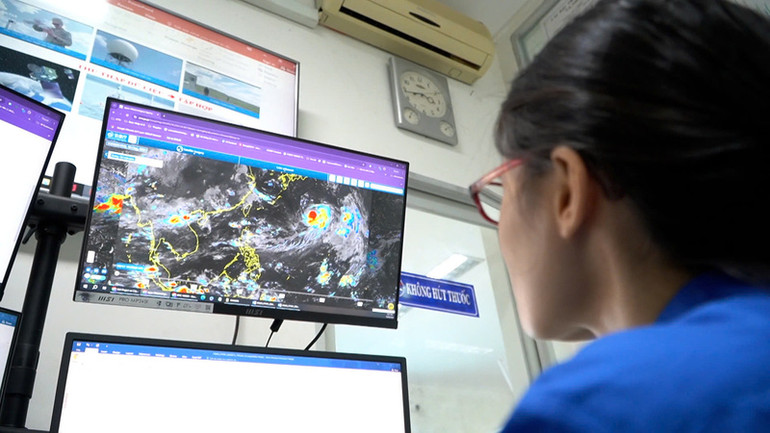 Cán bộ thực hiện nhiệm vụ cảnh báo, dự báo khí tượng thủy văn.