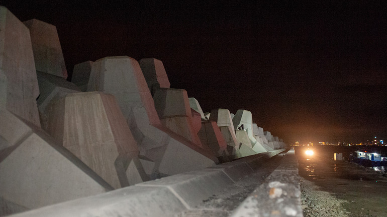 Hạng mục khối đê, kè chắn sóng đã thành hình.