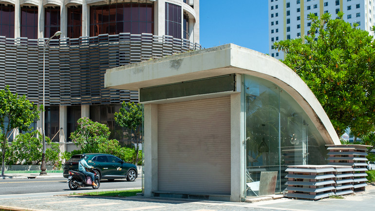 Một cổng phía biển của hầm đi bộ Holiday Beach Subway đóng cửa.