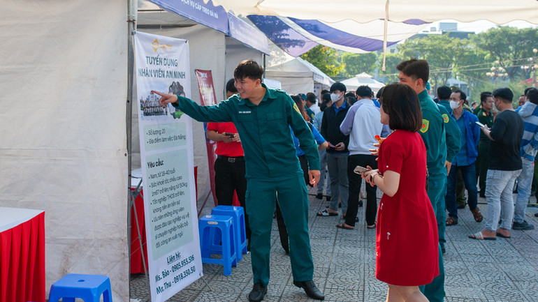 Ngày hội còn là dịp tư vấn, định hướng việc làm cho quân nhân xuất ngũ.