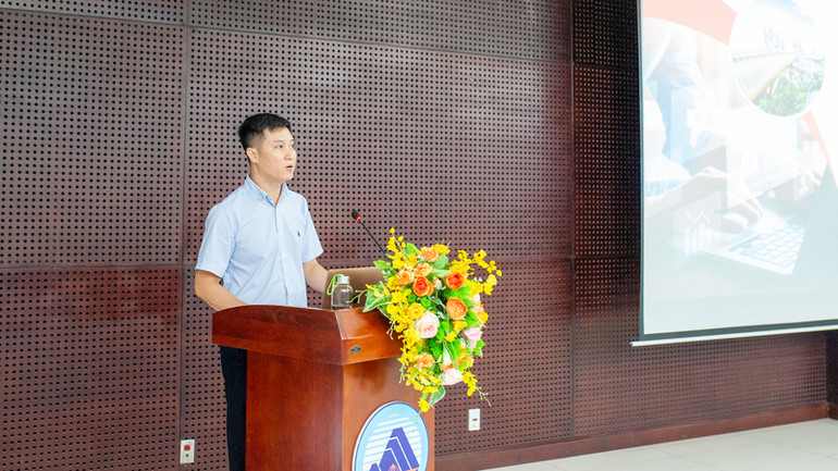 Phó Tổng Biên tập Báo điện tử VietnamPlus trình bày tại Hội nghị.