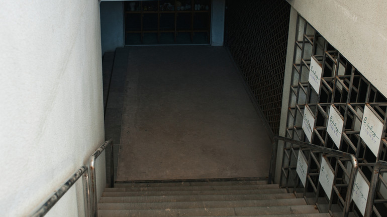 Lối xuống hầm tăm tối.