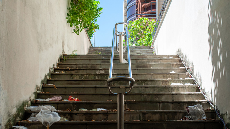 Trước khi được dọn dẹp, lối vào hầm đi bộ phía phố du lịch An Thượng bị xả rác bừa bãi.