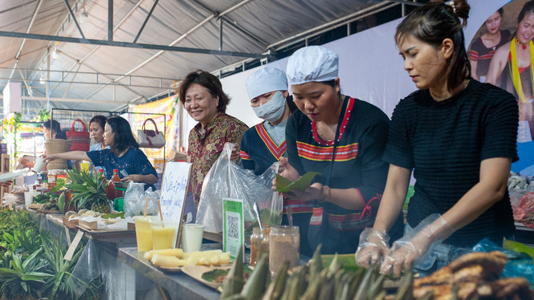 Các gian hàng đa dạng món ăn vùng miền.