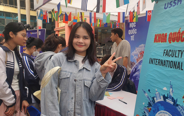 Sinh viên Lương Thị Kim Huệ, năm hai ngành Quốc tế học tích cực tìm hiểu thông tin về thị trường lao động, việc làm.