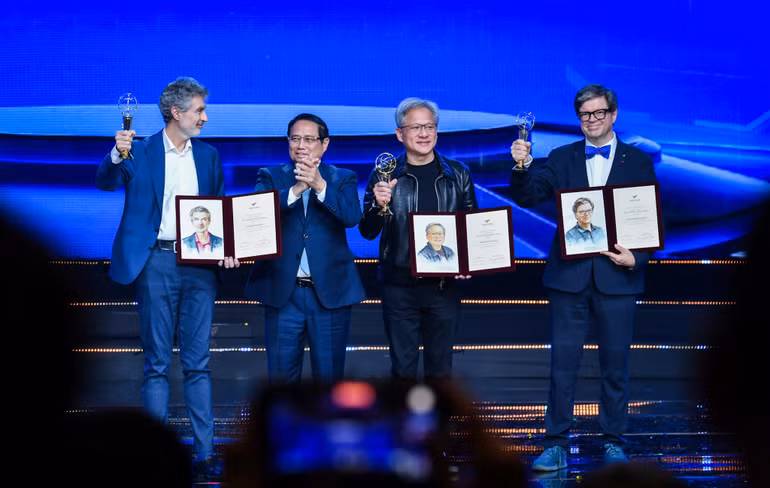 Thủ tướng Chính phủ Phạm Minh Chính trao Giải thưởng Chính VinFuture 2024 cho các tác giả. Thủ tướng Chính phủ Phạm Minh Chính trao Giải thưởng Chính VinFuture 2024 cho các tác giả.