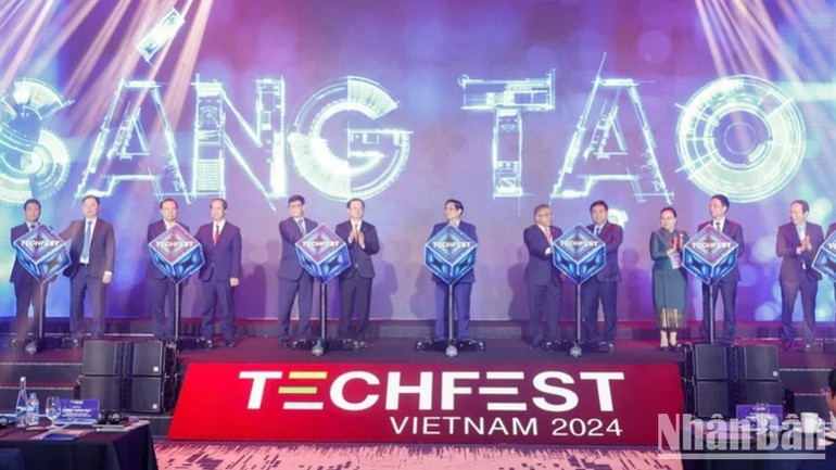 Nghi thức khởi động TECHFEST Việt Nam 2024 với sự tham dự của Thủ tướng Phạm Minh Chính và các đồng chí lãnh đạo. (Ảnh: TRẦN HẢI)