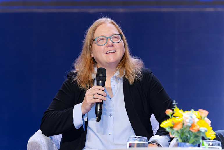 GS Kristi S. Anseth giao lưu với giới trẻ.