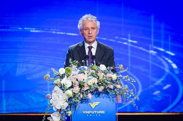 Giáo sư Sir Richard Henry Friend phát biểu.