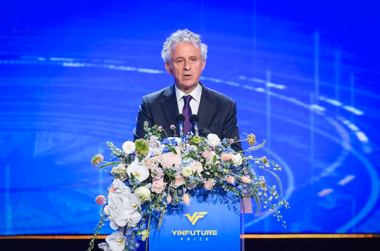 Giáo sư Sir Richard Henry Friend phát biểu. Giáo sư Sir Richard Henry Friend phát biểu.