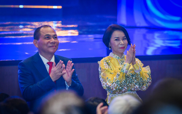 Hai nhà sáng lập Quỹ VinFuture: ông Phạm Nhật Vượng, Chủ tịch Tập đoàn Vingroup và phu nhân, bà Phạm Thu Hương, Phó Chủ tịch thường trực Tập đoàn Vingroup tại Lễ trao giải. (Ảnh: THÀNH ĐẠT)