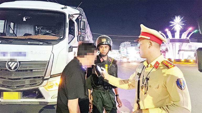 Cảnh sát giao thông Cần Thơ kiểm tra nồng độ cồn đối với người điều khiển xe cơ giới.