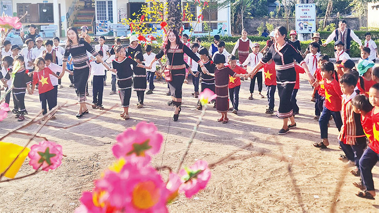 Thầy trò Trường tiểu học xã Đăk Pxi với điệu xoang mừng đón Xuân Giáp Thìn 2024.