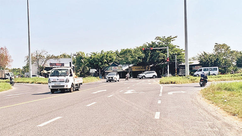 Nút giao Tỉnh lộ 922 với Quốc lộ 91B được lắp đèn tín hiệu giao thông giúp các phương tiện di chuyển an toàn.