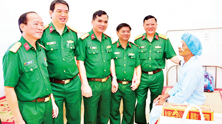 Lãnh đạo Binh đoàn 16 và Bệnh viện quân y 175 thăm hỏi, động viên các bệnh nhân phẫu thuật mắt miễn phí, Chương trình “Rạng ngời đôi mắt Việt Nam”