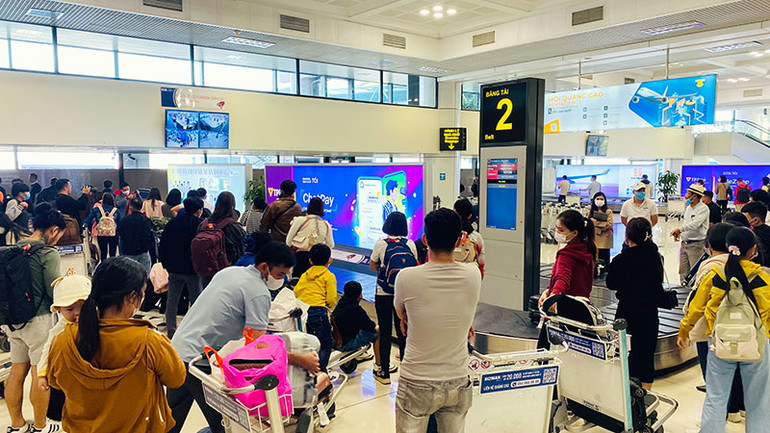 Hành khách chờ lấy hành lý tại Cảng Hàng không quốc tế Nội Bài.