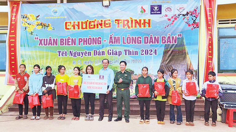 Tặng quà các em học sinh Trường tiểu học Chu Văn An.
