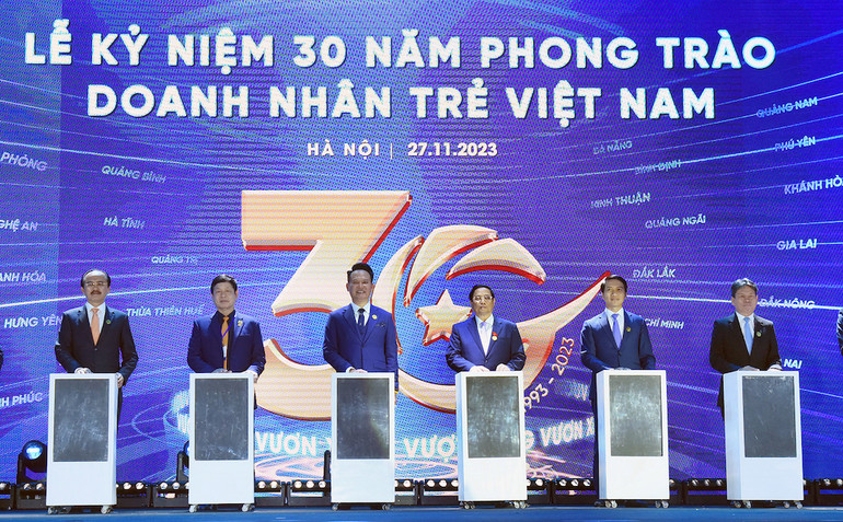 Thủ tướng và các đại biểu thực hiện nghi thức nhấn nút kỷ niệm 30 năm phong trào doanh nhân trẻ Việt Nam