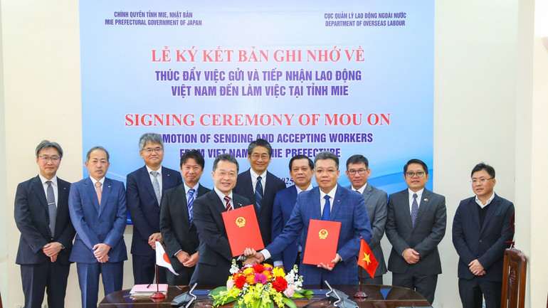 Quang cảnh lễ ký kết Bản ghi nhớ giữa Cục Quản lý lao động ngoài nước và Chính quyền tỉnh Mie. (Ảnh: TỐNG GIÁP)