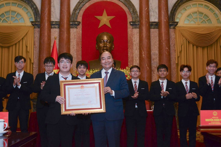 Chủ tịch nước Nguyễn Xuân Phúc trao tặng Huân chương Lao động hạng Nhì cho Ngô Quý Đăng tại buổi gặp mặt, biểu dương học sinh đoạt giải Olympic về Khoa học kỹ thuật quốc tế năm 2022.