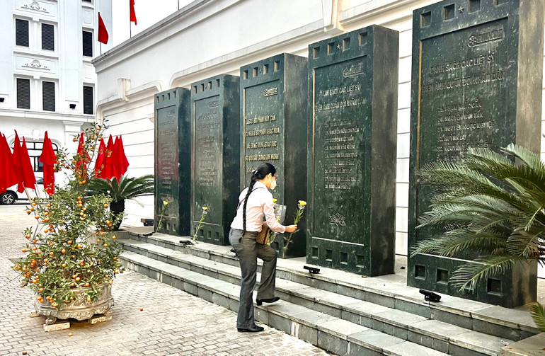 Khán giả đặt hoa tri ân 38 Liệt sĩ của Điện ảnh Quân đội nhân dân.