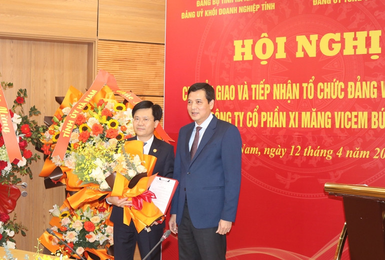 Chủ tịch HĐTV VICEM Bùi Xuân Dũng trao quyết định tiếp nhận tổ chức đảng và đảng viên cho Tổng giám đốc VICEM Bút Sơn Đỗ Tiến Trình