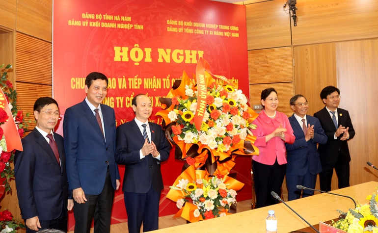 Bí thư Tỉnh uỷ, Chủ tịch HĐND tỉnh Hà Nam, Lê Thị Thuỷ tặng hoa chúc mừng các đơn vị tại hội nghị chuyển giao