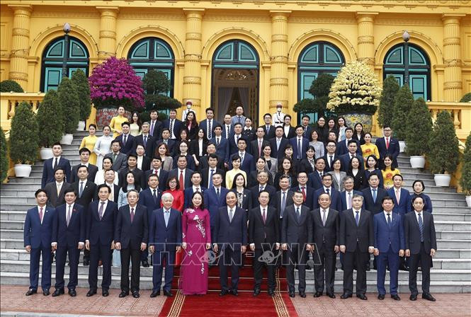 Thường trực Ban Bí thư Võ Văn Thưởng, nguyên Chủ tịch nước Nguyễn Xuân Phúc, Quyền Chủ tịch nước Võ Thị Ánh Xuân và các đại biểu. (Ảnh: THỐNG NHẤT/TTXVN)