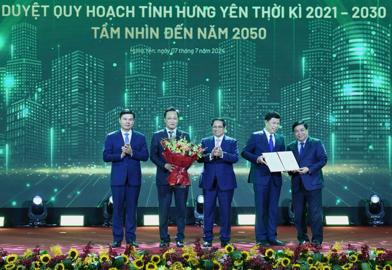 Thủ tướng Phạm Minh Chính tặng hoa chúc mừng lãnh đạo tỉnh Hưng Yên đón nhận Quyết định của Thủ tướng Chính phủ phê duyệt Quy hoạch