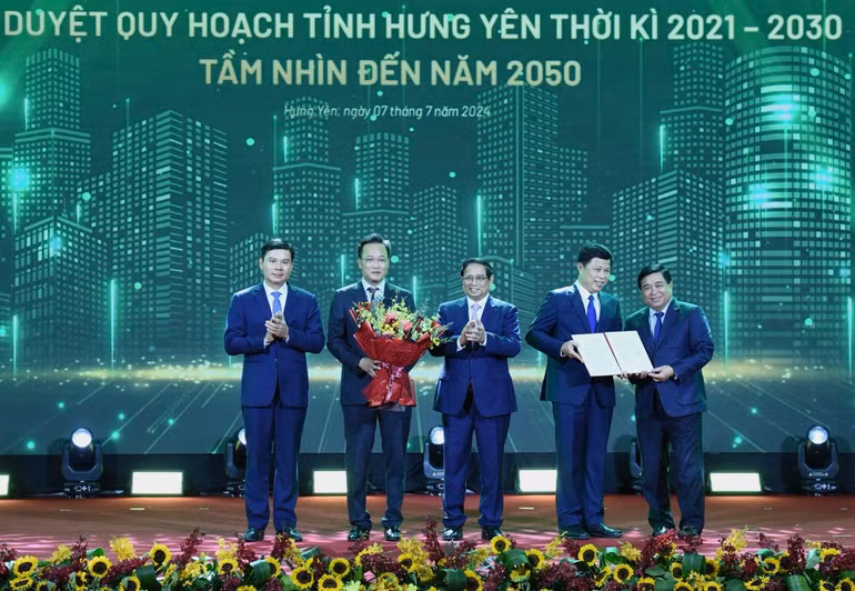 Thủ tướng Phạm Minh Chính tặng hoa chúc mừng lãnh đạo tỉnh Hưng Yên đón nhận Quyết định của Thủ tướng Chính phủ phê duyệt Quy hoạch Thủ tướng Phạm Minh Chính tặng hoa chúc mừng lãnh đạo tỉnh Hưng Yên đón nhận Quyết định của Thủ tướng Chính phủ phê duyệt Quy hoạch