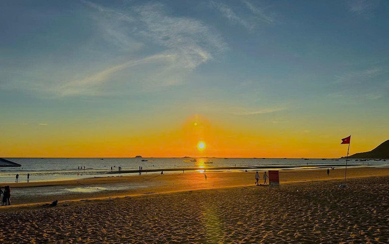 Bình minh biển Thiên Cầm (Hà Tĩnh)